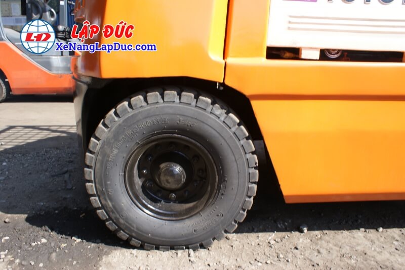 Lốp sau có kích thước 600-9 chất liệu cao su cao cấp giúp hạn chế tối đa hao mòn của bánh xe
