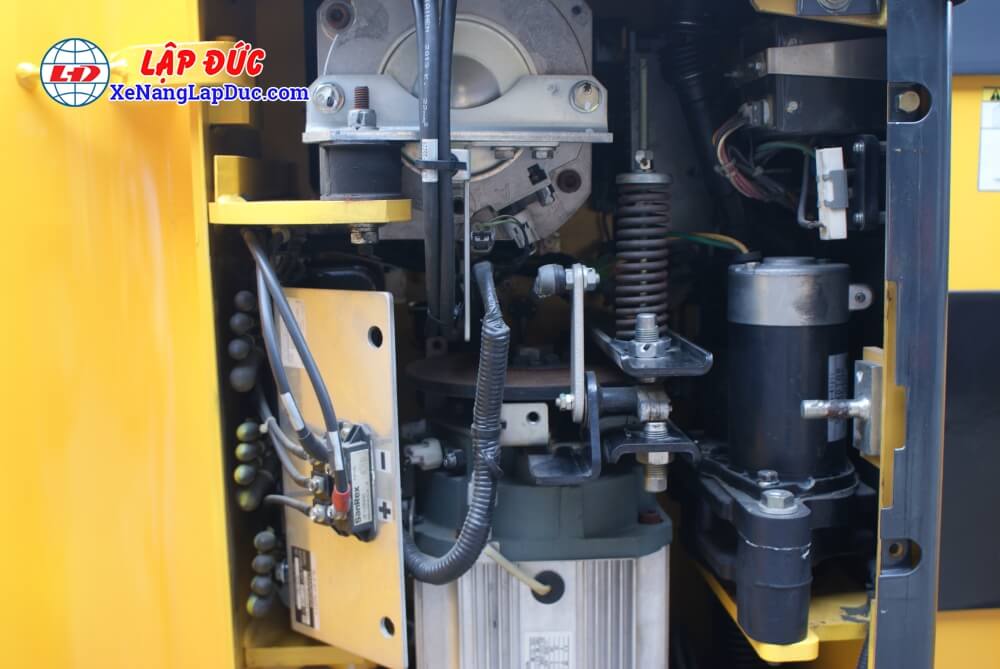 Động cơ và đĩa phanh trong Xe Nâng Điện Đứng Lái KOMATSU FB13RS-15