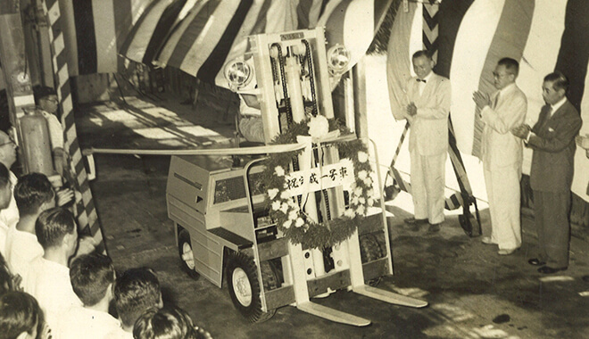 HÌnh ảnh chiếc xe nâng đầu tiên của NISSAN Forklift