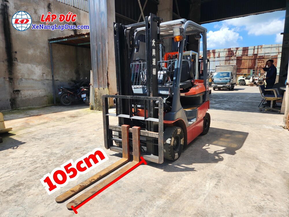 Càng nâng dài 105cm, Sức nâng 1.4 tấn tại tâm tải 500mm Đảm bảo xử lý hàng hóa nhanh chóng và ổn định, thích hợp với các loại pallet 1.1m