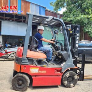 Hệ thống điện AC cho phép bố trí lại pin, tạo ra không gian để chân rộng rãi và bậc thấp hơn cho người vận hành