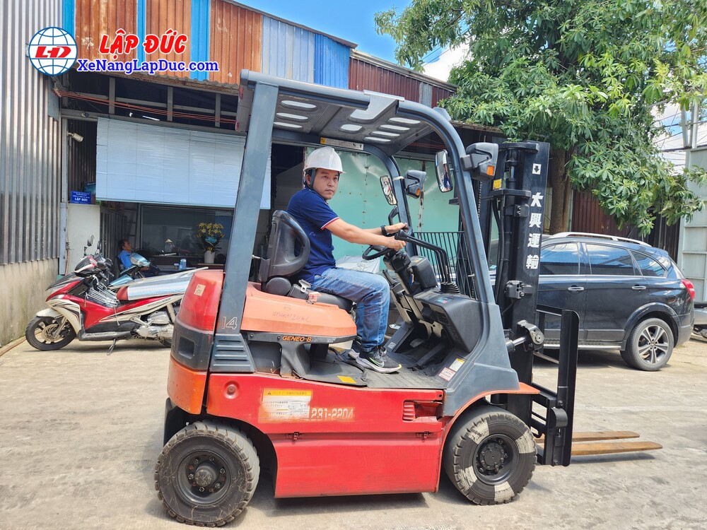 Hệ thống điện AC cho phép bố trí lại pin, tạo ra không gian để chân rộng rãi và bậc thấp hơn cho người vận hành