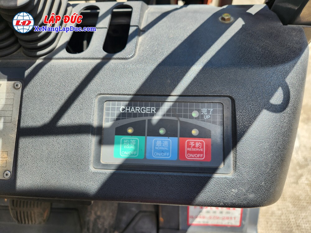 Hệ thống sạc trên Xe nâng điện Toyota 7FB14 . Xe không phát thải khí độc hại, thích hợp cho những môi trường làm việc trong nhà yêu cầu tiêu chuẩn vệ sinh cao