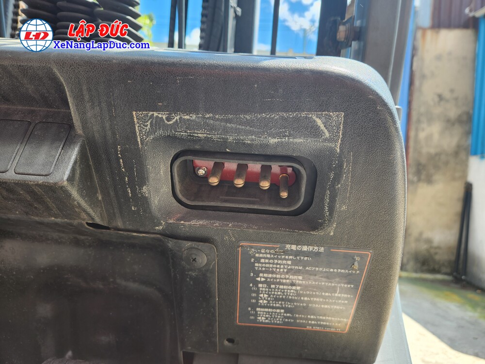 Hệ thống sạc trên Xe nâng điện Toyota 7FB14