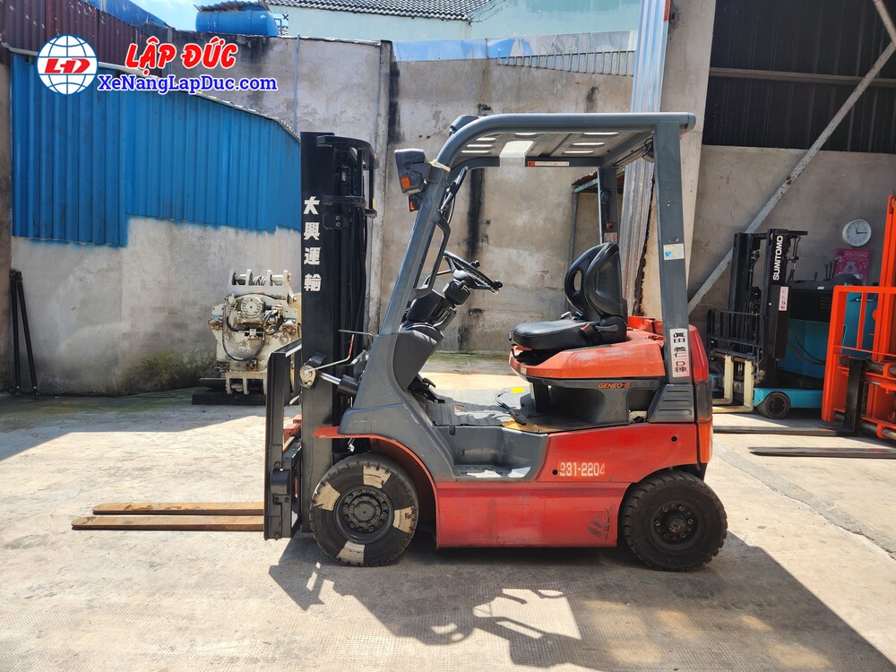 Toyota 7FB14 được trang bị pin ắc quy 48V 485Ah, cung cấp thời gian hoạt động liên tục lên tới 5 giờ, đáp ứng nhu cầu làm việc theo ca