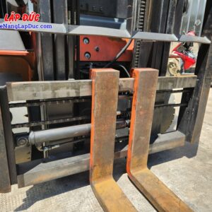 Xe được trang bị bộ đóng mở càng bằng thủy lực, giúp dễ dàng đóng mở càng, phù hợp nâng nhiều loại hàng hóa, pallet khác nhau