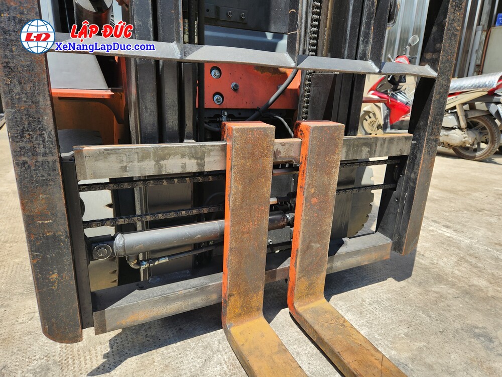 Xe được trang bị bộ đóng mở càng bằng thủy lực, giúp dễ dàng đóng mở càng, phù hợp nâng nhiều loại hàng hóa, pallet khác nhau