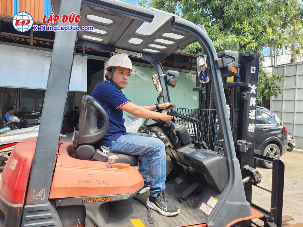 Xe nâng Toyota 7FB14 cũ chất lượng tốt có giá chỉ khoảng 150 triệu, trong khi xe nâng mới có thể lên đến 500 triệu, giúp doanh nghiệp tiết kiệm đáng kể chi phí