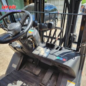 Xe nâng có 3 cần điều khiển là nâng hạ, nghiêng khung, đóng mở càng