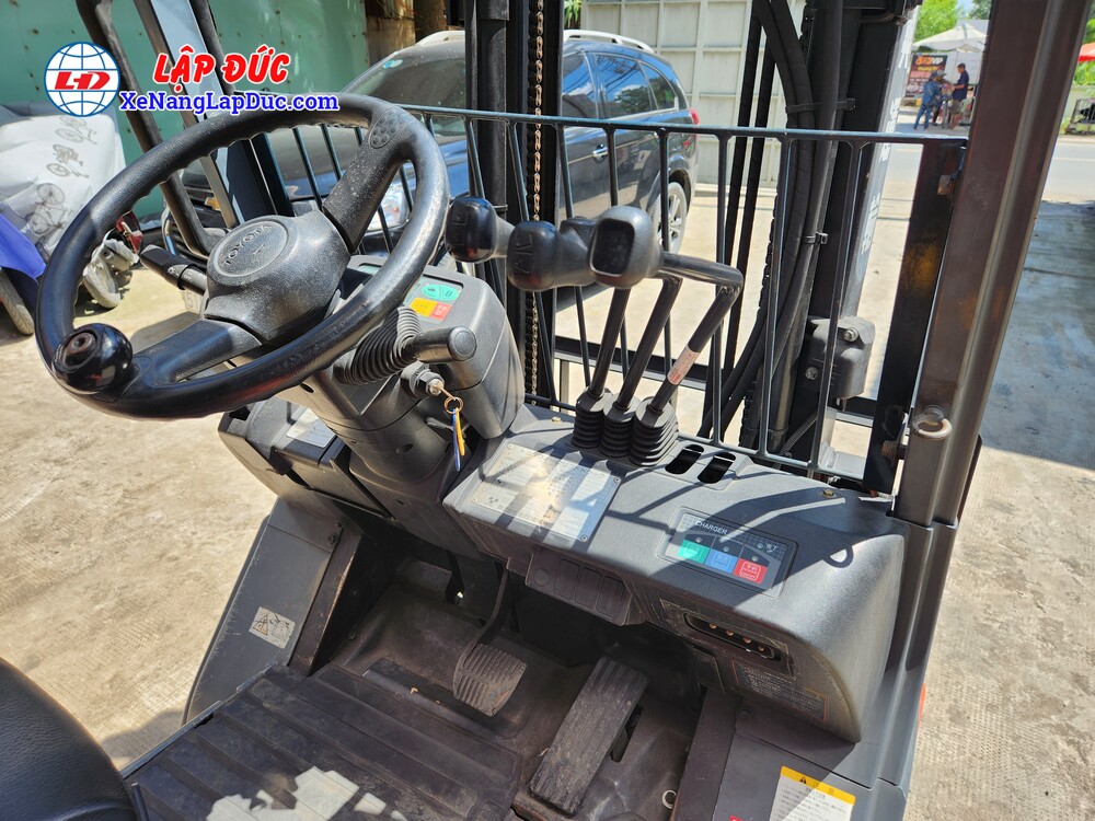 Xe nâng có 3 cần điều khiển là nâng hạ, nghiêng khung, đóng mở càng