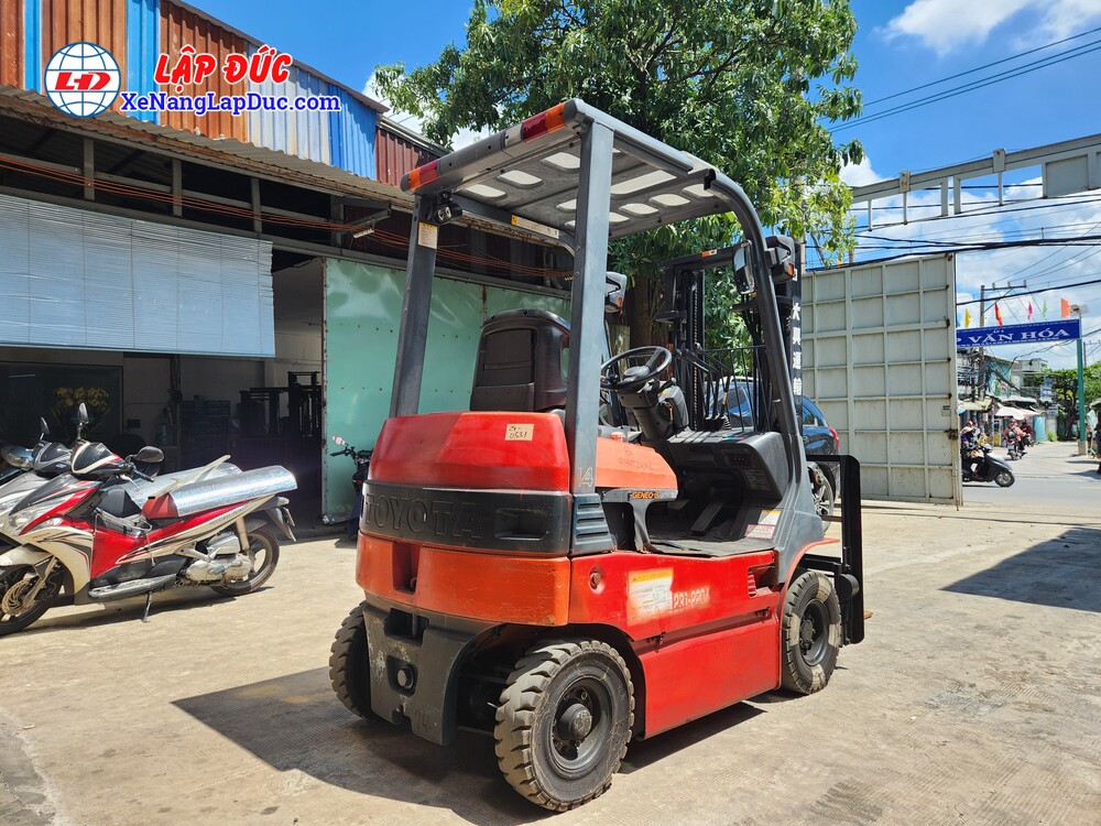 Xe nâng điện 1.4 tấn ngồi lái Toyota 7FB14 #55862 Sử dụng điện năng giúp giảm thiểu chi phí nhiên liệu lên đến 50% so với xe nâng dầu.