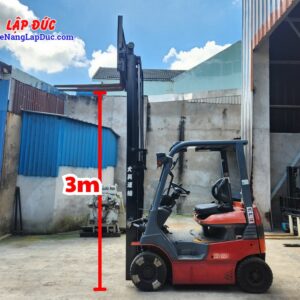 Xe nâng điện Toyota 7FB14 có chiều cao nâng hàng tối đa 3m. Hệ thống ổn định chủ động (SAS) nâng cao an toàn bằng cách hạn chế độ nghiêng về phía trước của cột