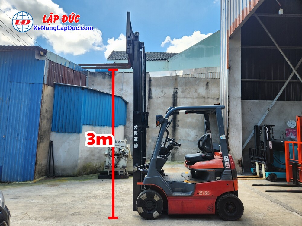 Xe nâng điện Toyota 7FB14 có chiều cao nâng hàng tối đa 3m. Hệ thống ổn định chủ động (SAS) nâng cao an toàn bằng cách hạn chế độ nghiêng về phía trước của cột