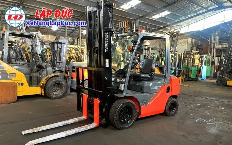 Xe Nâng Dầu 2.5 Tấn TOYOTA 02-8FD25