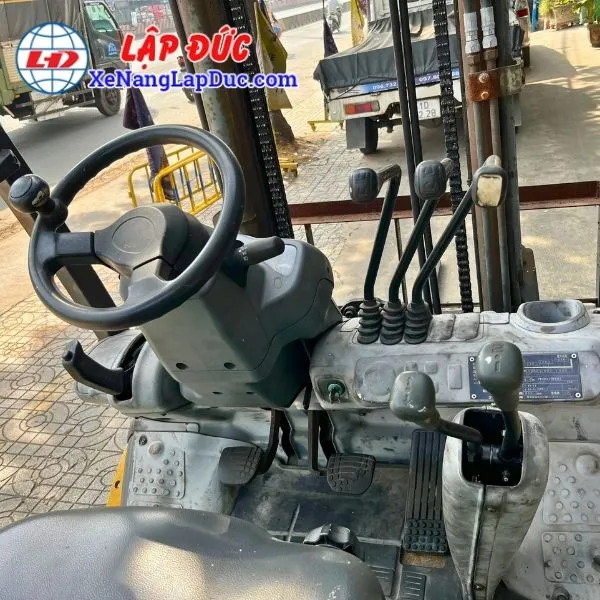 Xe Nâng Dầu 2.5 Tấn KOMATSU FD25C-16