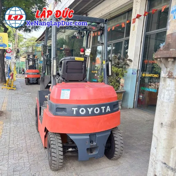 xe-nang-dien-ngoi-lai-3-tan-toyota-8fb30-4 (5) Xe Nâng Điện Ngồi Lái 3 Tấn TOYOTA 8FB30