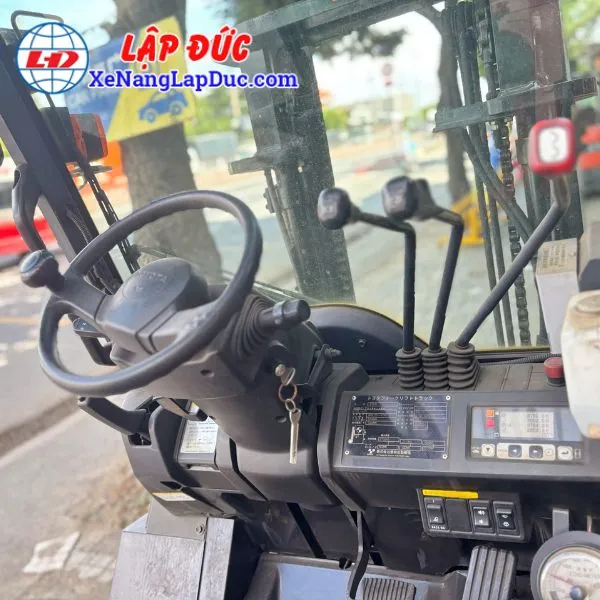 xe-nang-dien-ngoi-lai-3-tan-toyota-8fb30-4 (6) Xe Nâng Điện Ngồi Lái 3 Tấn TOYOTA 8FB30