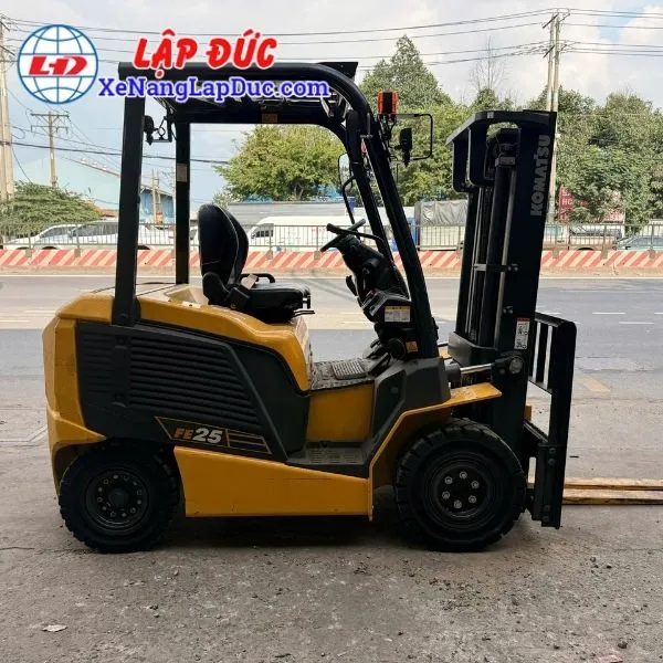 xe-nang-dien-ngoi-lai-2-5-tan-komatsu-fe25-2-5 (3) Xe Nâng Điện Ngồi Lái 2.5 Tấn KOMATSU FE25-2